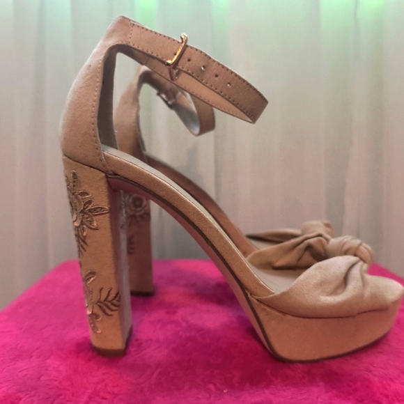 Embroidered platform ankle strap sandals, NWOT size 7.5 us - Picture 2 of 5
